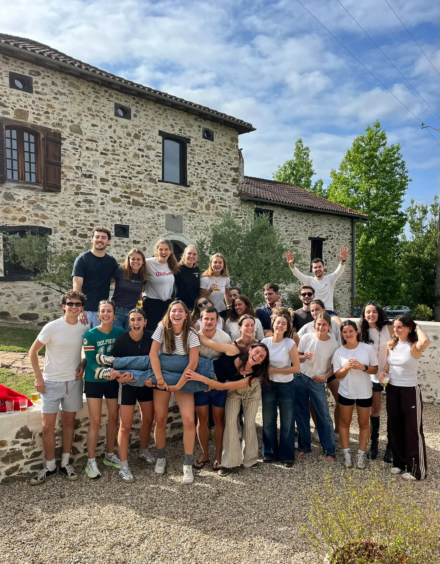 Anniversaire devant Maison Salié au Pays Basque