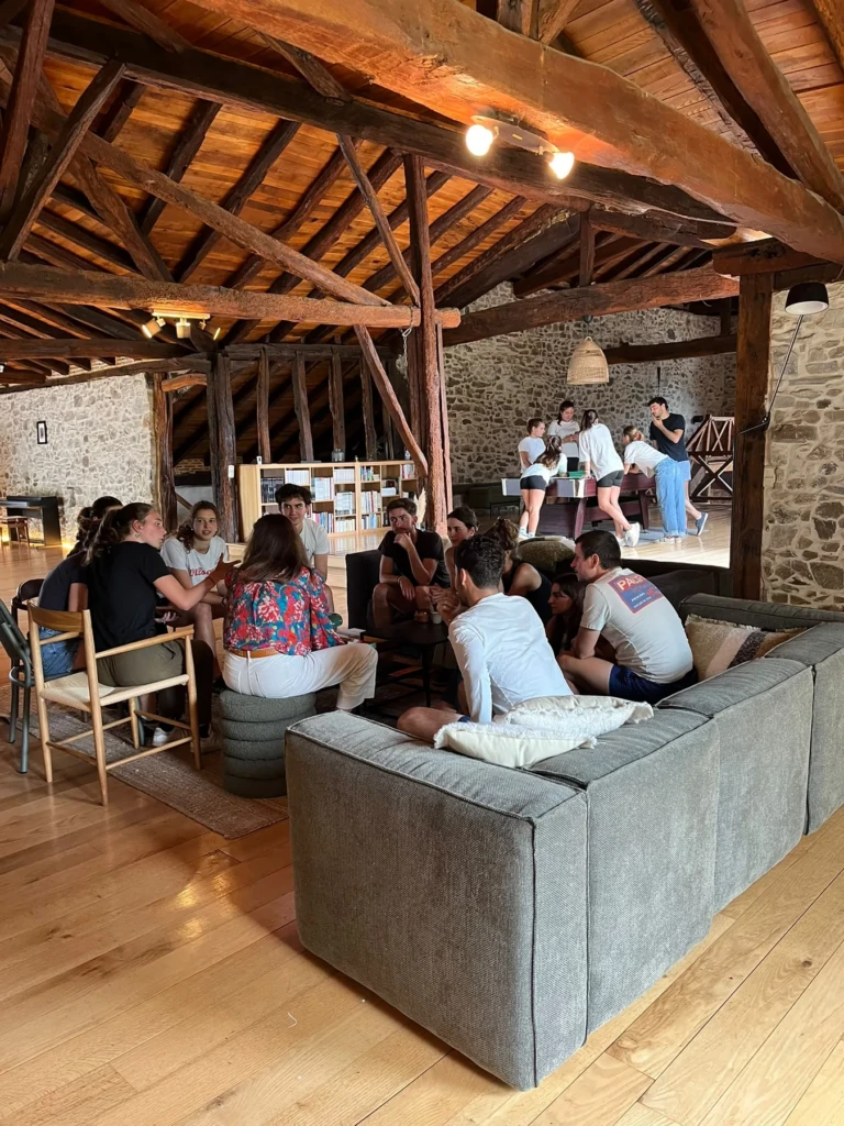 Salon convivial de Maison Salié pour anniversaire et retrouvailles