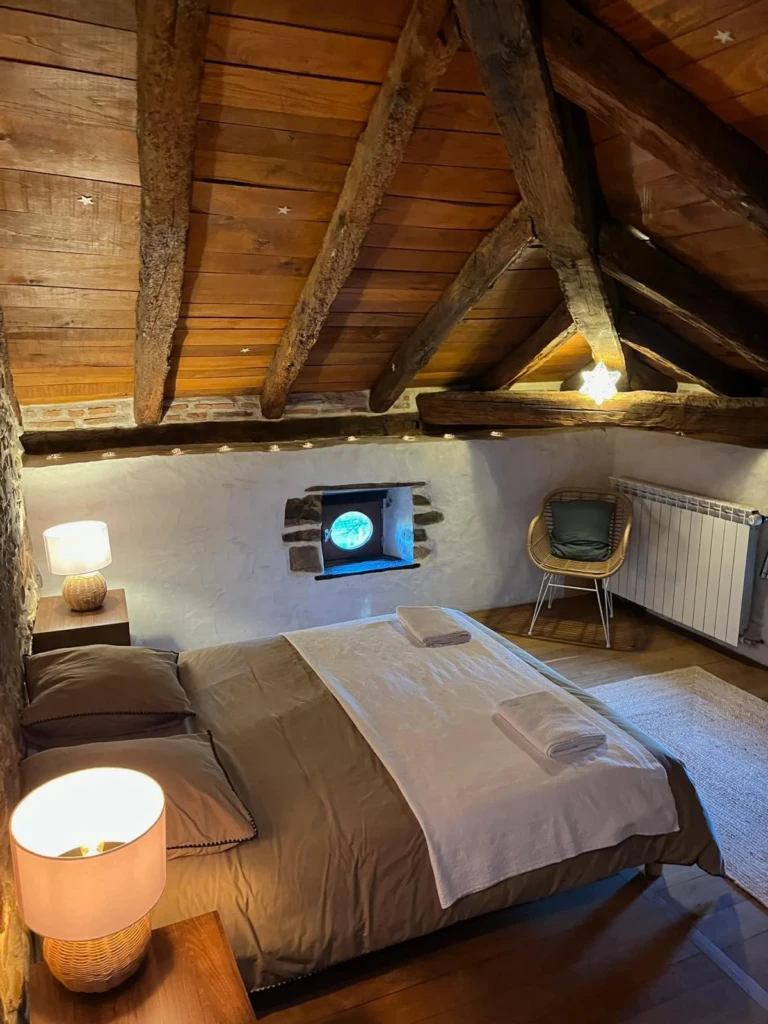 Chambre sous charpente de Maison Salié au Pays Basque