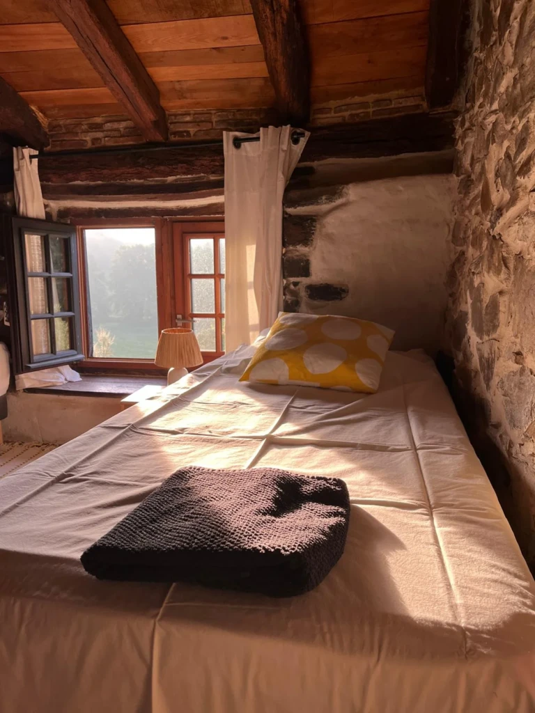 Chambre lumineuse pour location de gîte au Pays Basque à Maison Salié