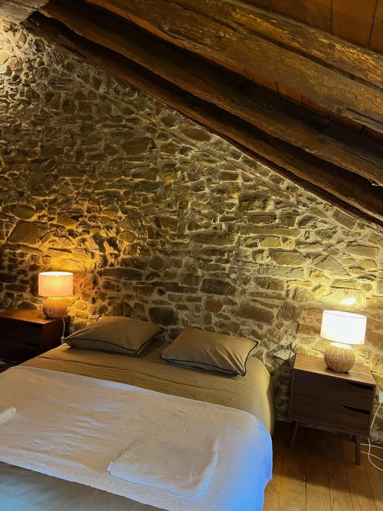 Chambre en pierre du gîte Maison Salié, location de grande maison au Pays Basque