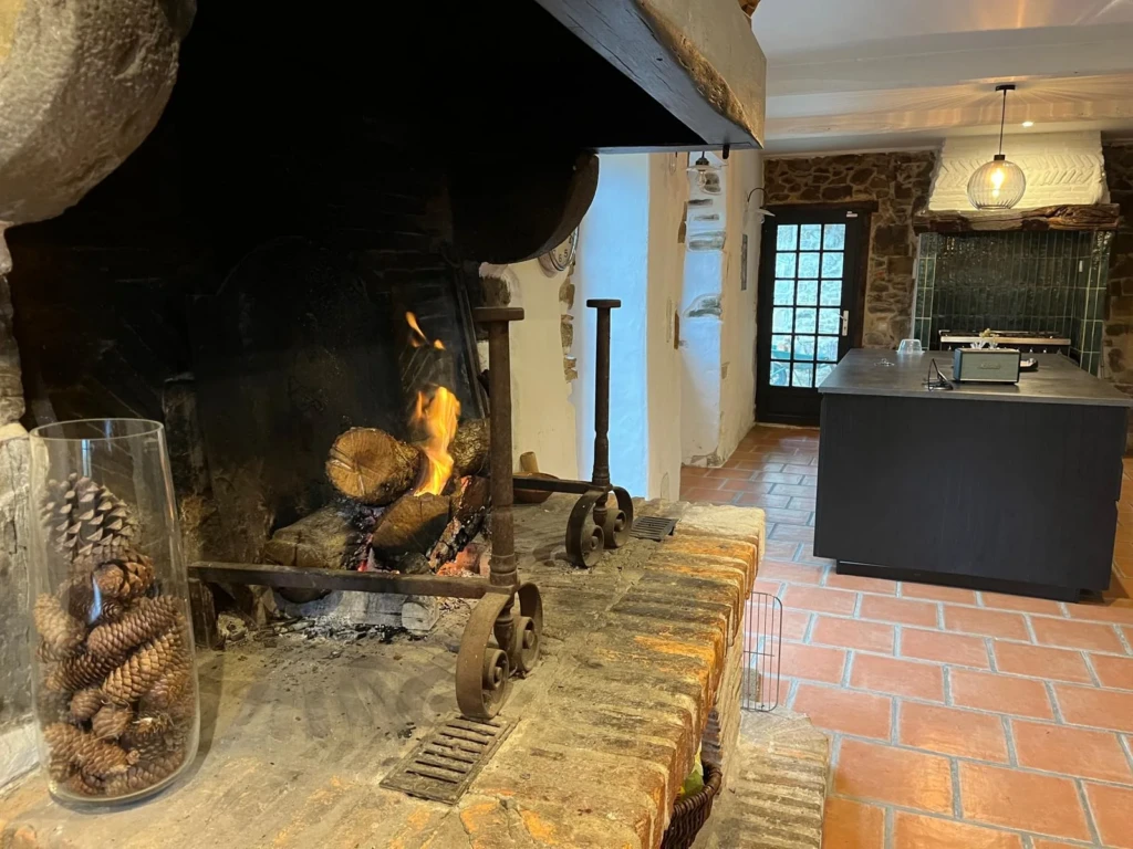 Cheminée et cuisine de Maison Salié, gîte au Pays Basque pour séjour en famille