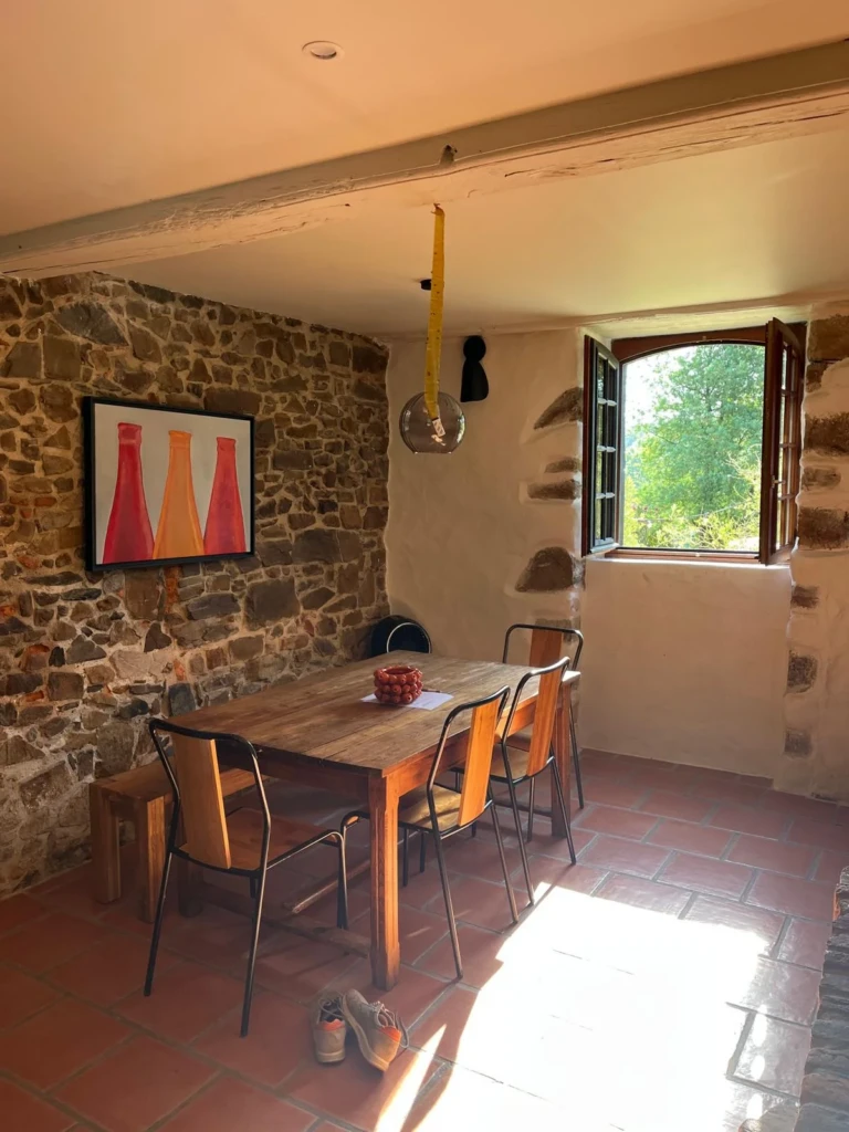 Coin repas de Maison Salié pour un séjour en famille au Pays Basque