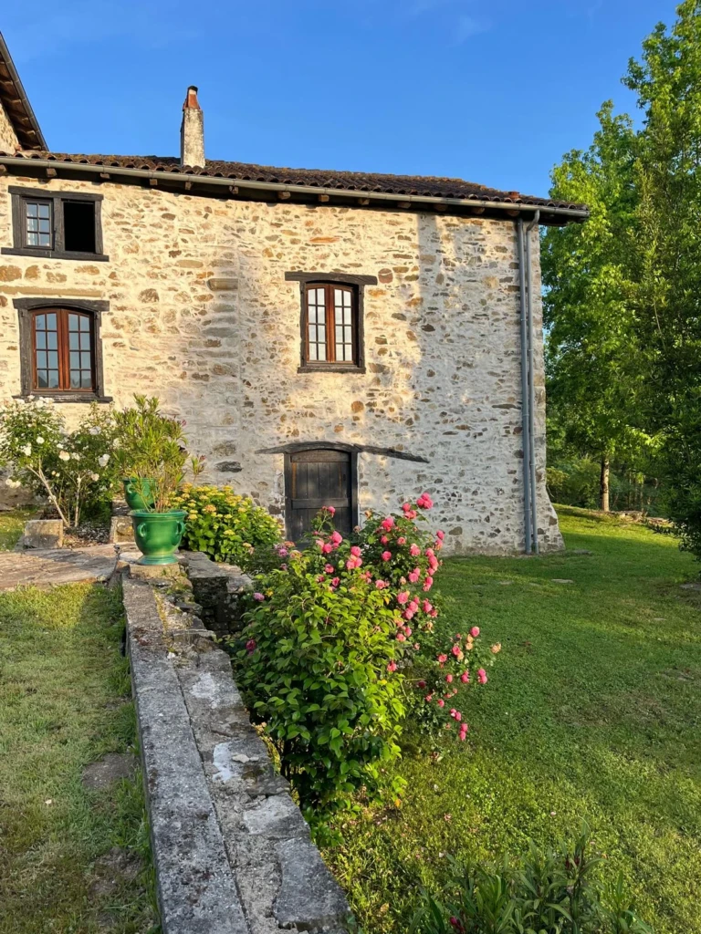Façade et jardin de Maison Salié, grande maison à louer au Pays Basque