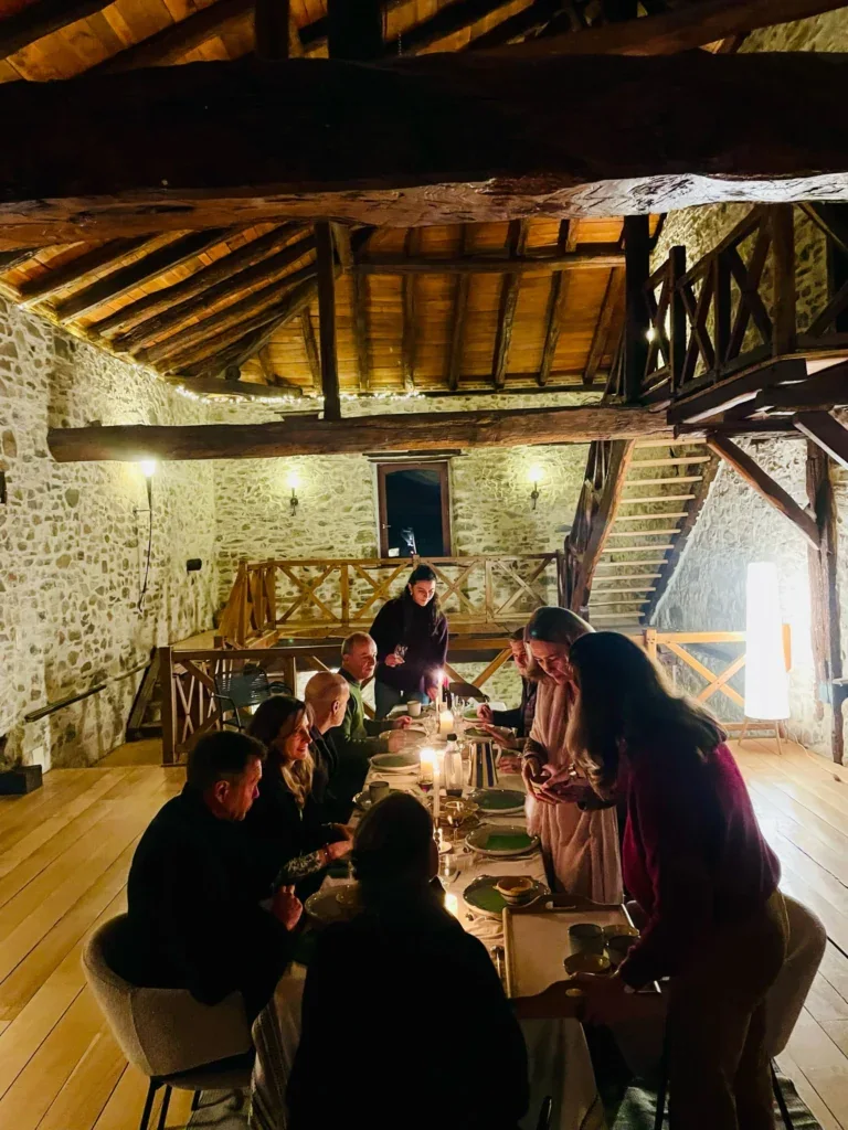 Repas de mariage chaleureux à Maison Salié au Pays Basque