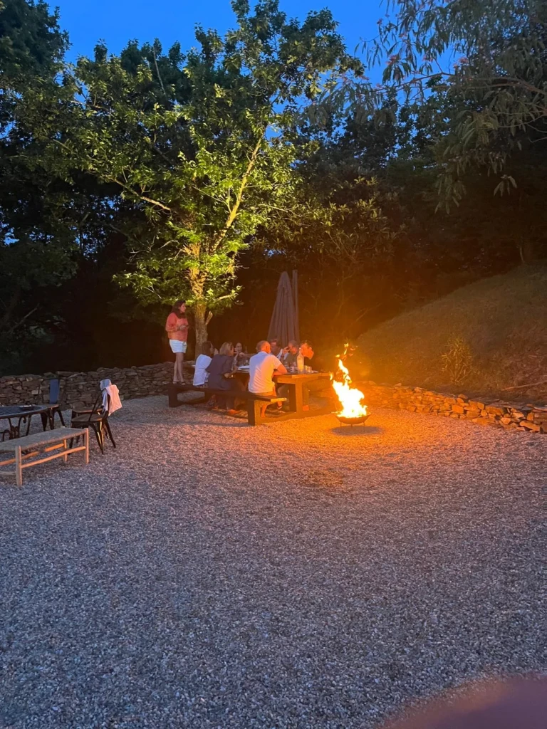 Séjour entre amis à Maison Salié autour du brasero sur la terrasse
