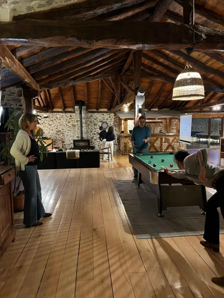 Espace de vie de Maison Salié avec billard pour un séjour convivial