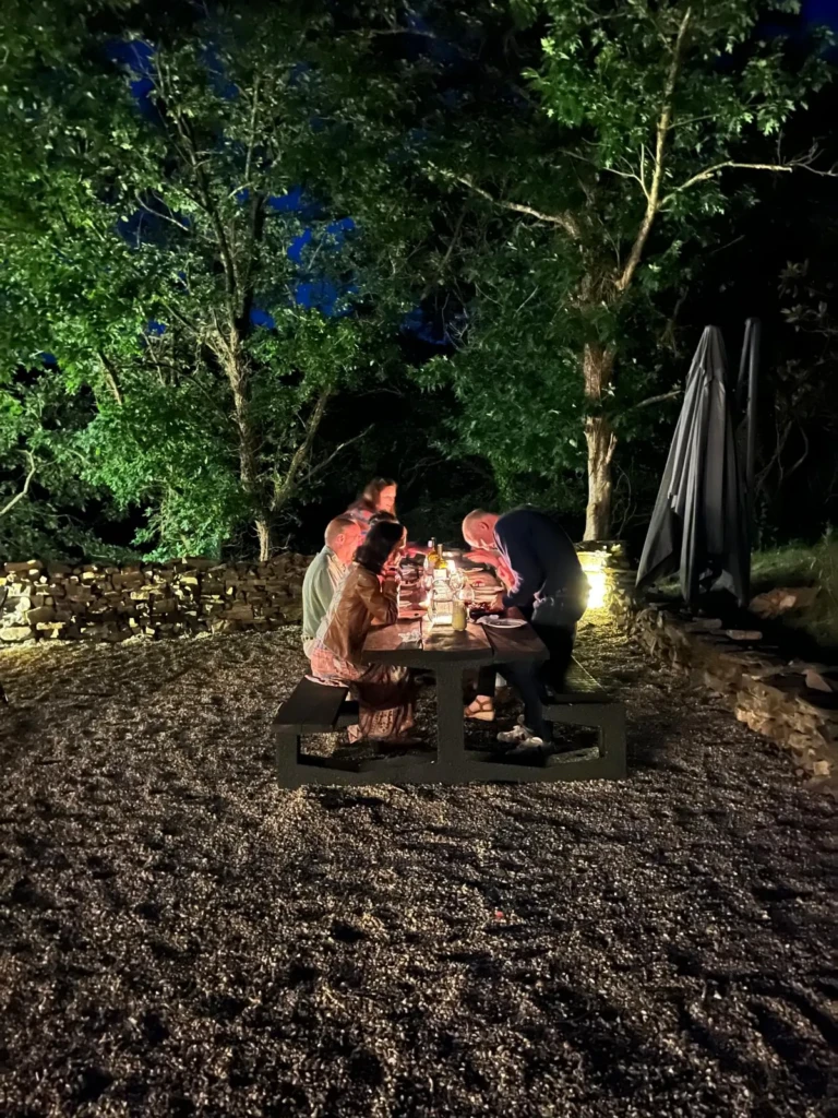 Séjour en famille à Maison Salié : dîner de nuit sur la terrasse