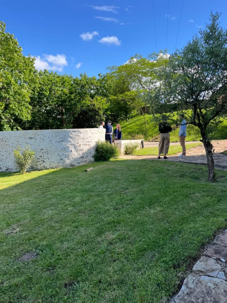 Jardin de Maison Salié avec amis près de la terrasse