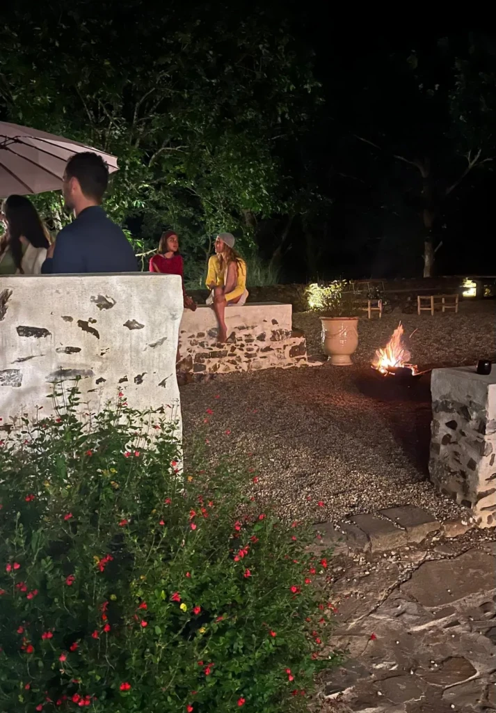 Terrasse de Maison Salié de nuit avec brasero pour un séjour entre amis