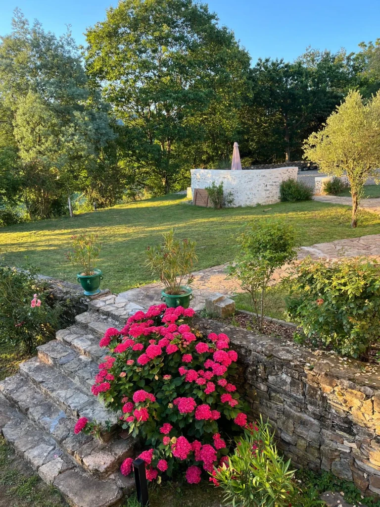 Terrasse et jardin fleuri de Maison Salié au Pays Basque