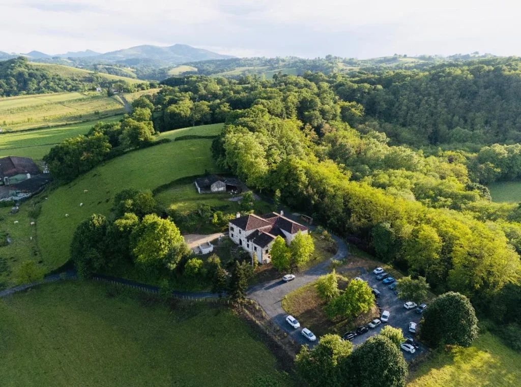 Vue drone Maison Salié, domaine au Pays Basque pour mariage extérieur
