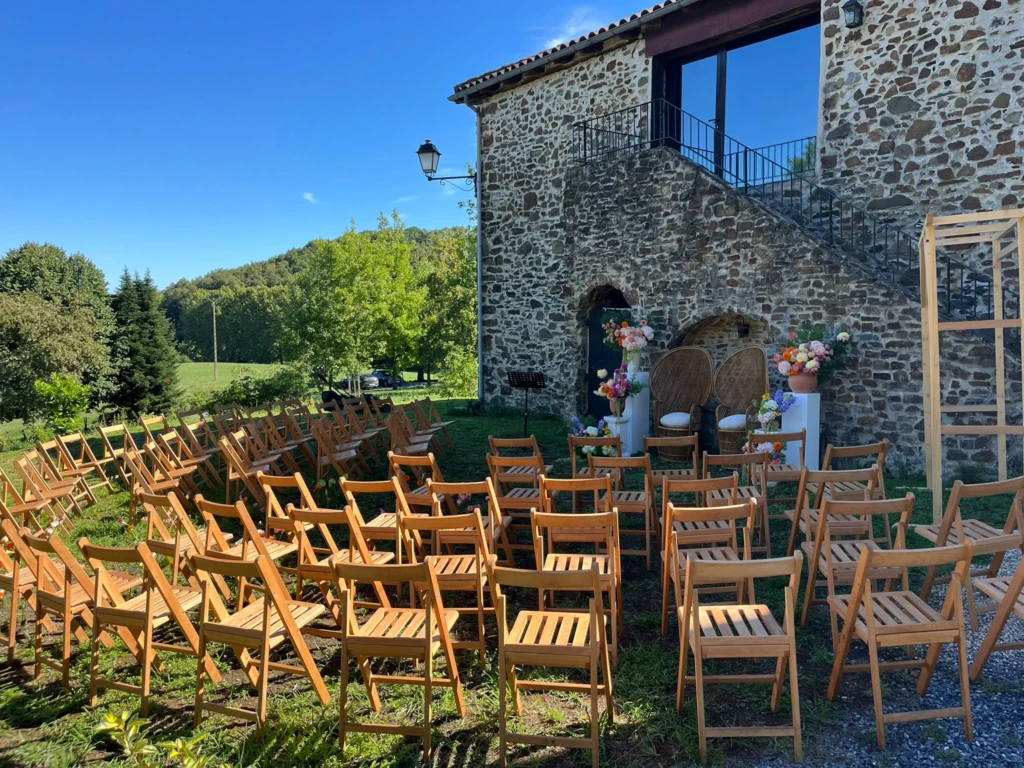Cérémonie en plein air devant la bâtisse en pierre