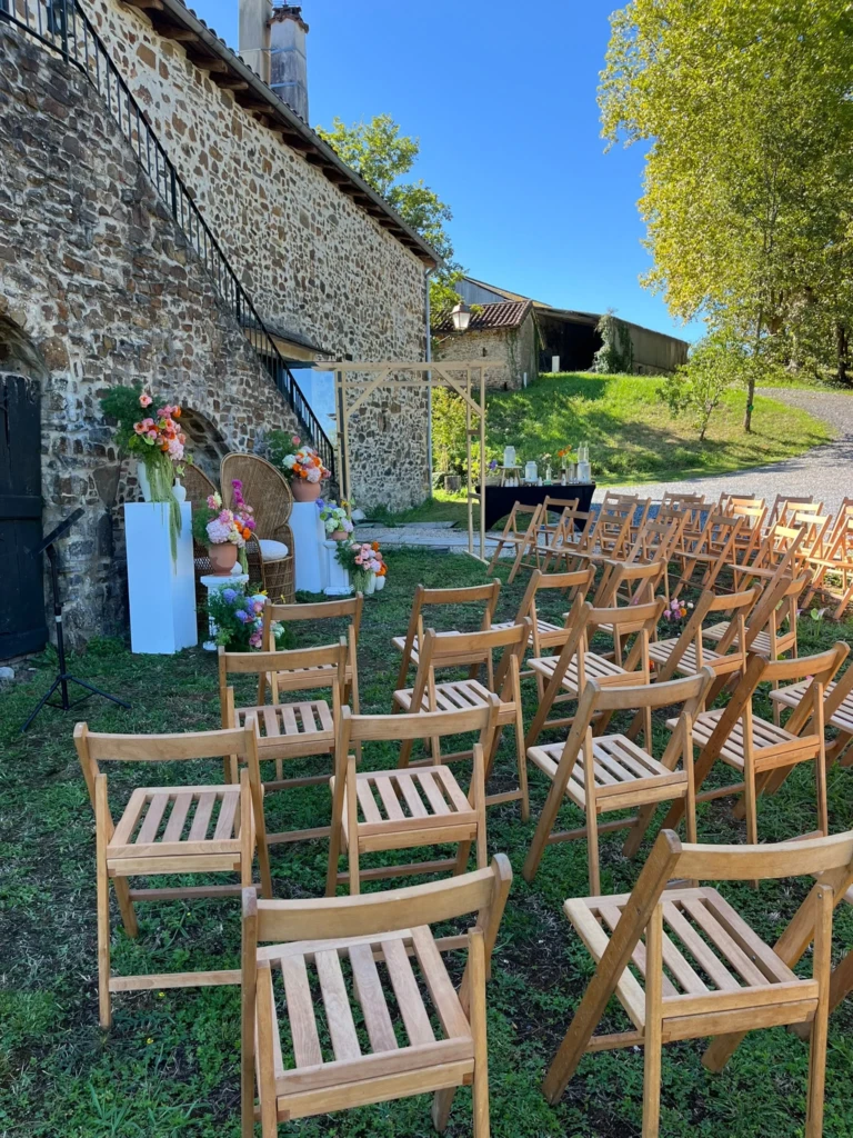 Cérémonie de mariage installée dans le jardin
